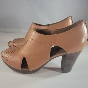 Clarks Jovelyn Hollis Womens 8.5 M Soft Cushion Tan Leather Peep Toe Shooties.